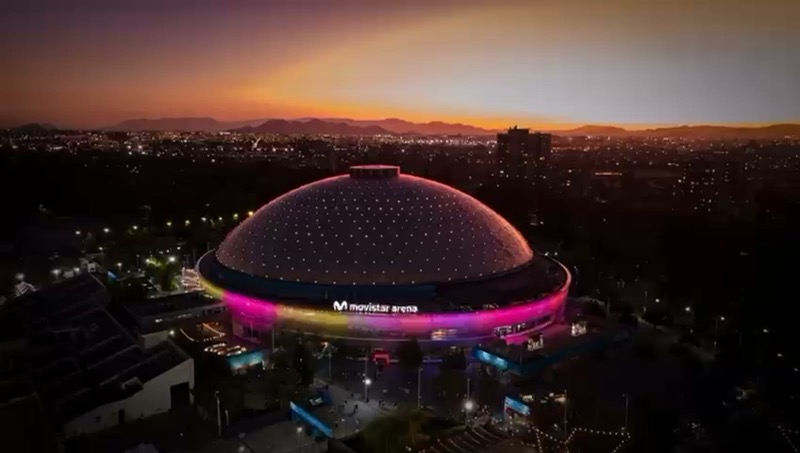 Un recinto iluminado de noche, visto desde el aire